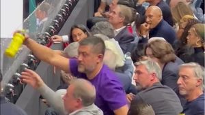 Moment incredibil la Paris: i-au preparat o băutură misterioasă lui Novak Djokovic, chiar în tribune! Când și-au dat seama că sunt filmați, oamenii din staff-ul sârbului au încercat să ascundă ce făceau | VIDEO