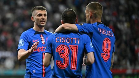 Ceartă pe teren între Tănase și Bîrligea, la FC Argeș - FCSB! A început să țipe la el și să îi reproșeze că a fost egoist