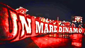 Peluza Cătălin Hîldan a boicotat meciul de handbal al „dulăilor” cu Fuchse. Ruptură între ultrași și oficialii CS Dinamo. Câte bilete au vândut „câinii” pentru derby-ul cu Rapid