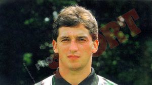 „Trăia de pe o zi pe alta la Hunedoara. L-am adus în Italia să-l ajut”. Fostul jucător al Corvinului, Gelu Badea, oferă detalii tulburătoare despre Ovidiu Hanganu, golgeterul campionatului în 1991. „Transportă și cară mobilă în Bologna” | EXCLUSIV