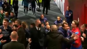 Bătaia pe tunelul de la vestiare între fotbaliștii lui Atletico și cei ai lui Manchester City: croatul Vrsaljko a sărit la Walker, iar Savic la Grealish! Poliția a intervenit, dar scenele uluitoare fac înconjurul lumii | VIDEO