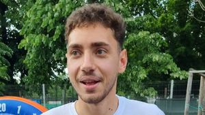 Ahmed Bani, apariție spectaculoasă la barajul de promovare dintre Dinamo și FC Argeș! Ce scria pe tricoul pe care fotbalistul și l-a făcut special | FOTO