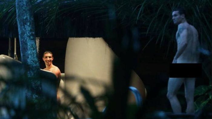 FOTO | Războiul nudurilor. Croații au intrat în silenzio stampa, supărați din cauză că au fost pozați goi la piscină