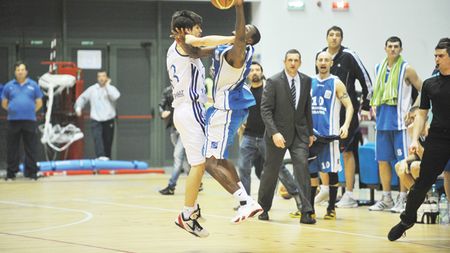 La coș cu fair-playul!** Bătaie ca-n filme la meciul de baschet dintre SCM „U" Craiova și Gaz Metan Mediaș FOTO