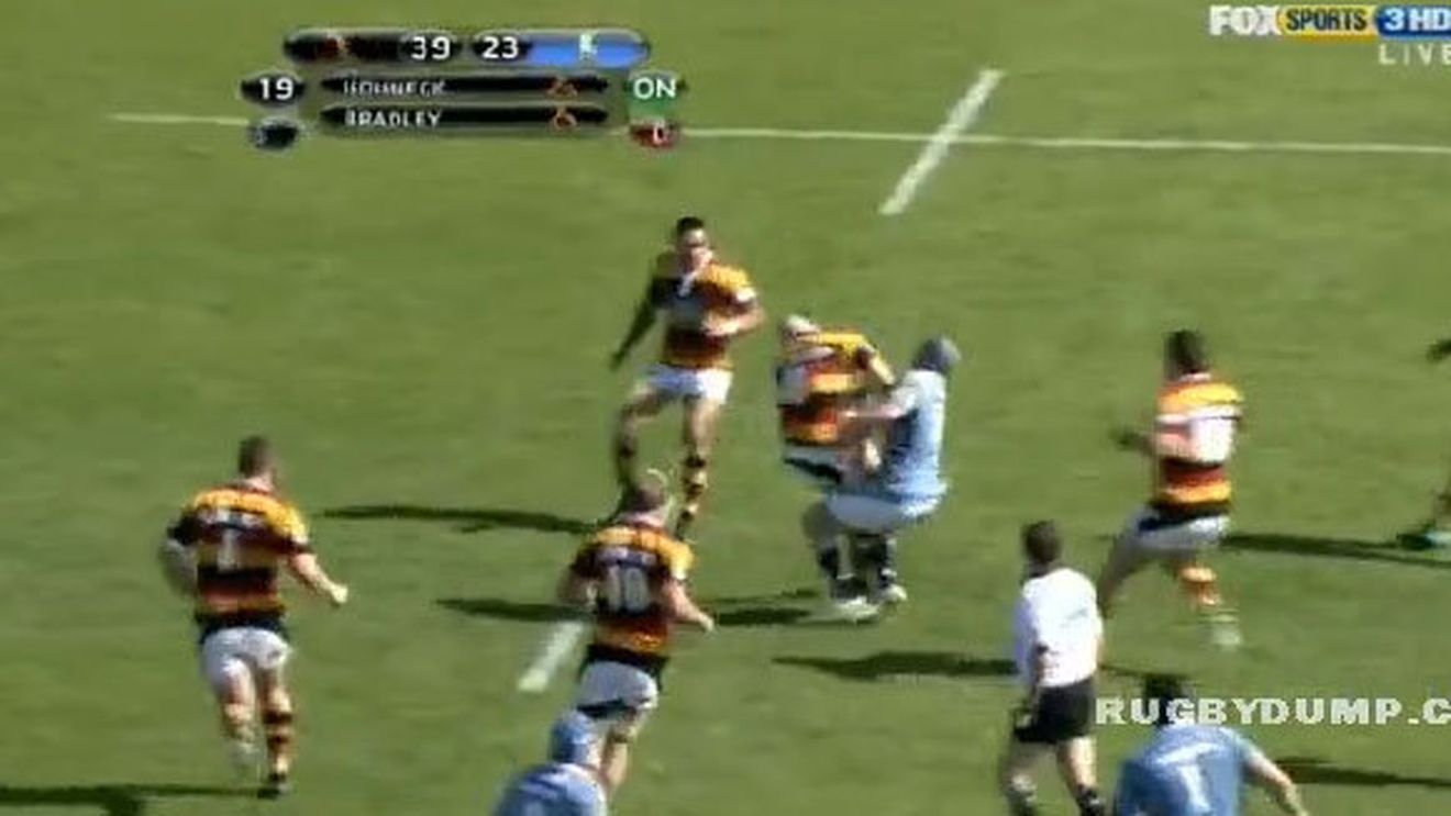 VIDEO** I-a țâșnit sângele din ureche! Vezi cea mai dură intrare din rugby!