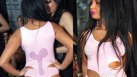 Bombă sexy?** Focoasa Iulia a defilat in lenjerie intimă cu un penis pe spate!