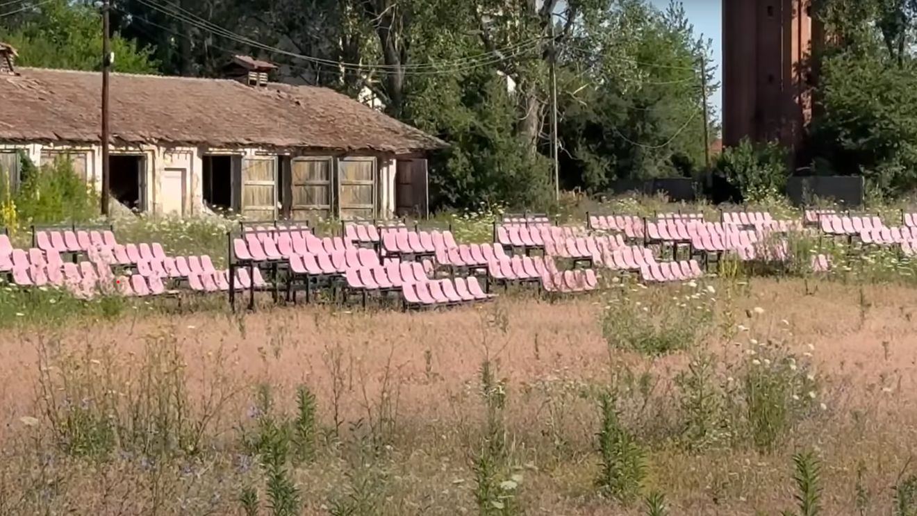 Cum arată baza fantomă de la Ineu. Imagini cu construcția părăsită, invadată de buruieni: „A costat şi asta câteva milioane de euro”