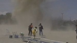 VIDEO TERIFIANT** Un grup de puști, "înghițit" de "praful diavolului"! Momente de groază pe un teren de fotbal din Japonia