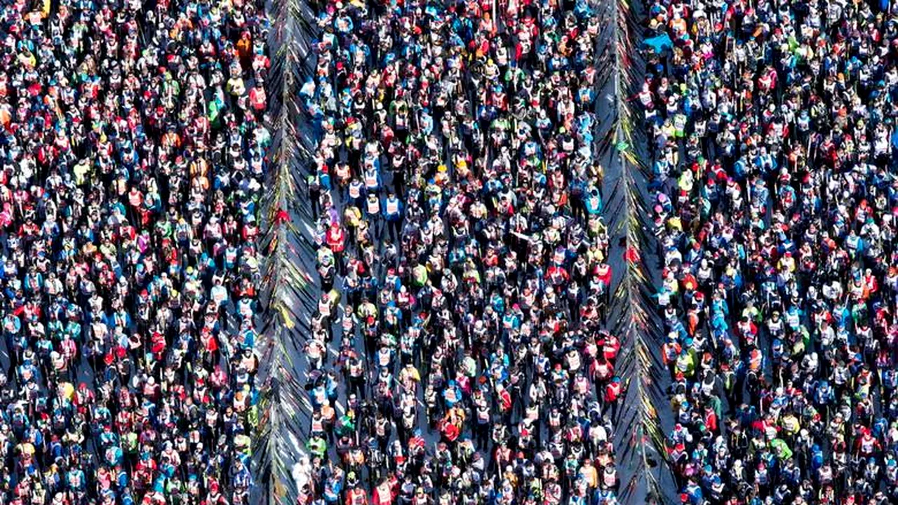 IMAGINEA ZILEI | Gata de start? Mii de participanți se pregătesc pentru a porni într-un maraton de schi fond în sud-estul Elveției