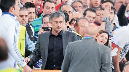 Mourinho la conferință: "Să le fie rușine!"** Portughezul a insinuat că Barcelona e mână în mână cu UEFA