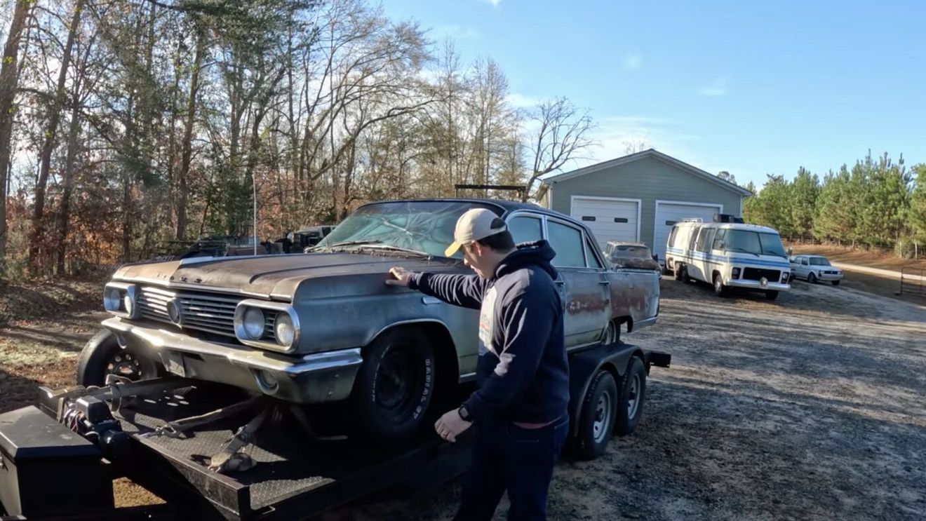 Au găsit o mașină fabricată în 1963, care de 42 de ani a fost părăsită într-un garaj. Ce au descoperit când au deschis portierele și i-au ridicat capota