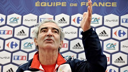 Incredibilul Domenech:** "Lumea trebuie să înceteze să mai viseze! Nu voi demisiona niciodată!"