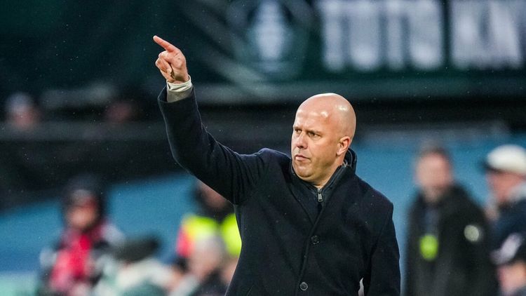 Liverpool l-a dat afară pe Arne Slot! Cine e favorit să preia gigantul de pe Anfield