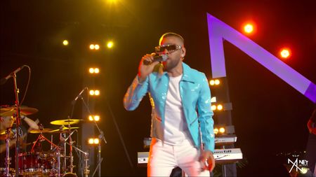 Dani Alves și-a schimbat meseria pentru o zi. Brazilianul a făcut senzație cu melodia pe care a lansat-o. Cum cântă fundașul VIDEO