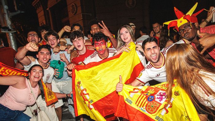 Fiul fostului rapidist, petrecere de zile mari alături de spanioli după cucerirea Campionatului Mondial: „Toată lumea claxona!”. EXCLUSIV