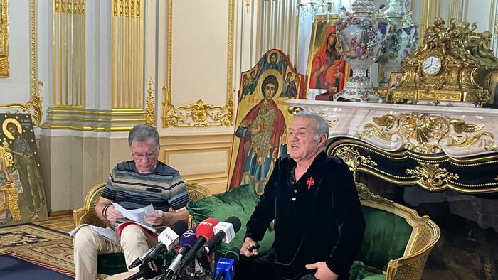 Valeriu Argăseală, atacat de 10 huligani! Cum au sărit ultraşii de la CSA Steaua pe maşina omului lui Gigi Becali, chiar în fața unității militare: „Au început să bată”