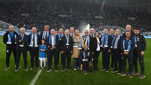 Imagini de colecție înainte de Universitatea Craiova - FCSB! Legendele din Bănie s-au îmbrăcat la costum și au celebrat 40 de ani de la semifinala cu Benfica din Cupa UEFA | GALERIE FOTO