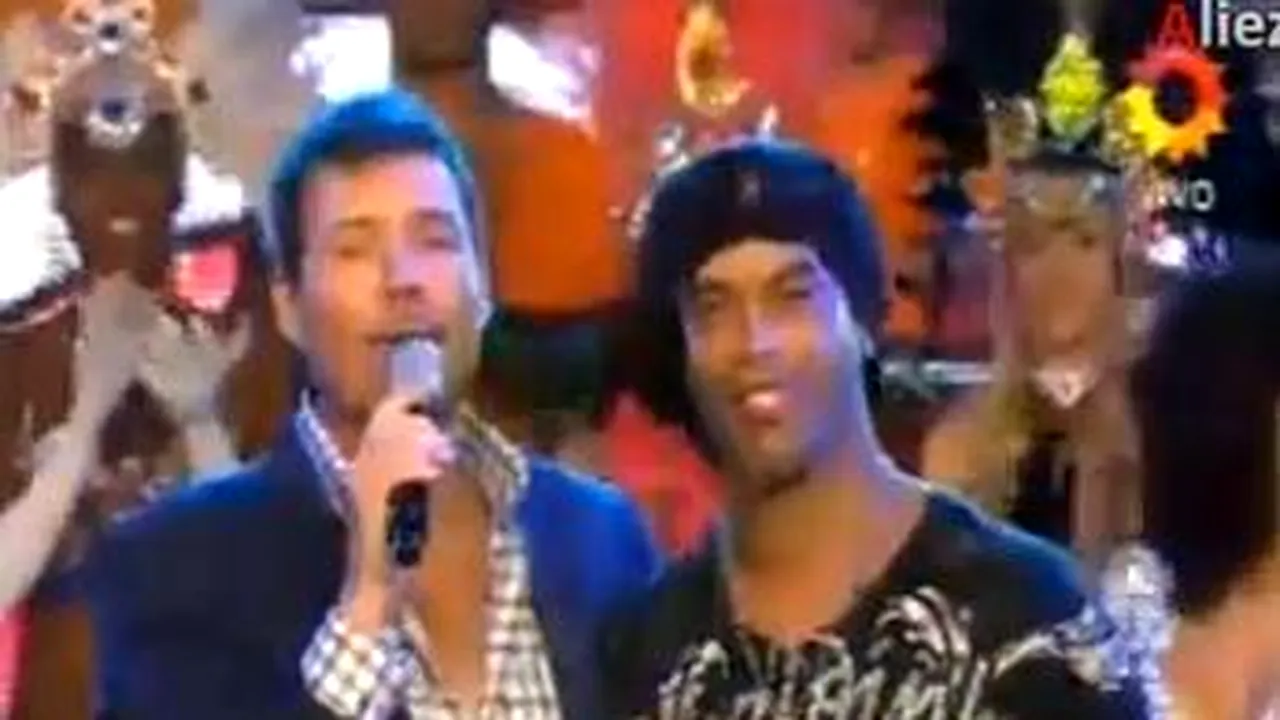 Mai rar așa ceva:)** Un prezentator TV era să-și rupă mâna încercând să-l imite pe Ronaldinho! VIDEO