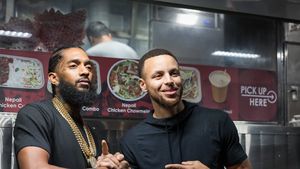 FOTO | Sportul e alături de familia rapperului ucis în Los Angeles! Cum l-au omagiat numele mari din NBA pe Nipsey Hussle, artistul împușcat de cinci ori în fața magazinului său din Crenshaw


