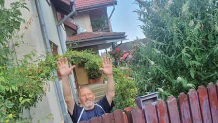 „Îți dai seama ce coșmaruri o să sufere săracu’ Lucescu înainte să moară?”. Ioan Sdrobiș îl șicanează pe Il Luce: „Te duci dincolo cu blaturile pe creier?”. Dezvăluire uluitoare despre Dinu: „L-au îmbrăcat în milițian și l-au evacuat prin cimitir”. Episod incredibil la Vaslui cu Iordănescu jr.: „Porumboiu îmi sugera să-l bag mai mult, să-i dau banderola” | FOTO&VIDEO EXCLUSIV