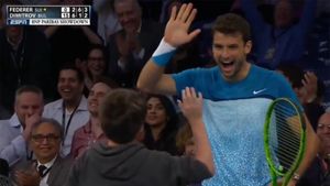 VIDEO | Moment superb în meciul demonstrativ dintre Federer și Dimitrov. Ce a reușit un puști după ce i-a luat locul bulgarului