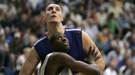 Nu s-a mai văzut așa ceva. Fostul jucător din NBA a devenit cel mai înalt fotbalist din istorie: rusul are 2,26 metri și a jucat în Cupă, la 40 de ani!