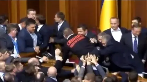 Klitschko, arbitru în Parlament!** VIDEO GENIAL: Ce facea campionul mondial al greilor în timp ce deputații ucraineni își împărțeau pumni