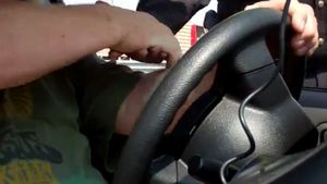 VIDEO Asta nu pățește oricine când este tras pe dreapta!** Polițistul i-a strâns amical mâna contravenientului și apoi a cerut banii prin limbajul semnelor! Ce a urmat: