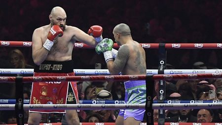 Oleksandr Usyk l-a învins din nou pe Tyson Fury! Ucraineanul e campionul absolut la categoria grea. Ce s-a întâmplat în marele meci din Arabia Saudită