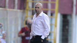 Fanii giuleșteni l-au înlocuit pe Reghe cu Miriuță! De ce a fost scuipat antrenorul Ceahlăului pe stadionul din Giulești
