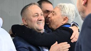Mihai Rotaru a oferit imaginile zilei! A așteptat autocarul cu jucătorii pe trotuar și a evitat în ultima secundă baia de șampanie