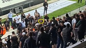 Au uitat rapid tot ce a făcut bun, iar acum fanii lui PAOK îl contestă pe Răzvan Lucescu! Scene incredibile după înfrângerea din campionat: antrenorul român, dialog aprins cu ultrașii | VIDEO