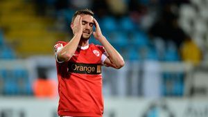 Situația captivului Alexe, descrisă cel mai bine de un rival:** "Când intră pe poartă, colegii îl văd ca pe un sac de bani"