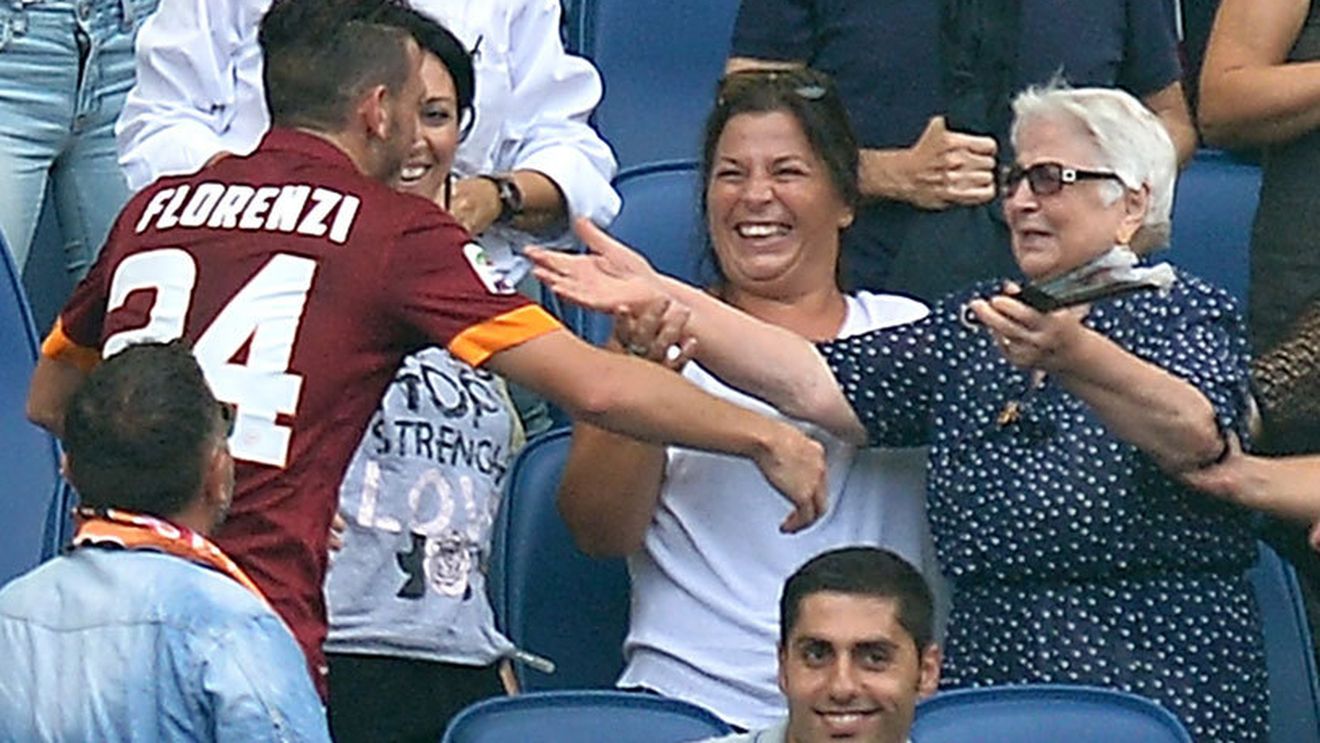 VIDEO | Moment emoționant. Un jucător de la AS Roma a înscris și a fugit în tribune pentru a-și îmbrațișa bunica: "Are 82 de ani și n-a mai fost niciodată pe un stadion. Mi-a zis că o să dau gol"