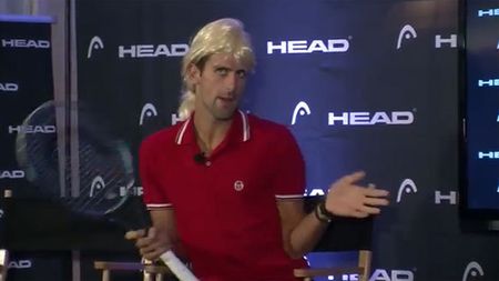 Pe asta NU TREBUIE s-o ratați! VIDEO** Novak Djokovic o imită pe Sharapova! Rusoaica a venit pe scenă să-l ia la întrebări! Vezi ce a ieșit!