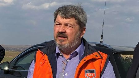 Românul care se bate cu oligarhul Rinat Ahmetov pentru combinatul din Galați a dat un nou tun după ce a semnat contracte de 2 miliarde de euro cu Compania Națională de Investiții Rutiere