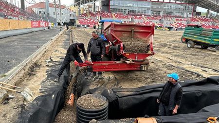 Vești bune pentru UTA Arad! Se apropie montarea noului gazon pe stadionul „Francis Neuman”, iar statuia lui Iosif Pecsovszky este pregătită să fie dezvelită în fața fanilor
