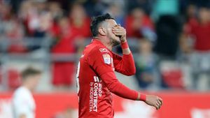 Ioan Hora îl atacă pe arbitrul Andrei Chivulete după ce i-a arătat cartonașul roșu. „Am brațul vânăt!”