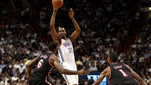 "E imposibil de oprit"! Kevin Durant scrie istorie în NBA, reușind al 12-lea meci consecutiv cu cel puțin 30 de puncte marcate