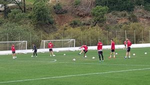 Relaxare și voie bună în cantonamentul lui Dinamo! Vali Lazăr s-a amuzat pe seama unui coleg: "Ai grijă să nu te accidentezi"