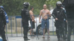 Scandal la Afumați! George Ogăraru și Iulian Miu s-au certat cu gazdele ca să le permită accesul fanilor lângă stadion. Suporterii, blocați în furtună | FOTO