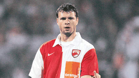 Salutul „câinilor": „M..e Steaua!"