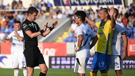 Scandal în Superliga. Arbitrul Horia Mladinovici n-a ținut cont de ce i-a zis din camera VAR Marcel Bîrsan: n-a dat penalty, la o fază evidentă!
