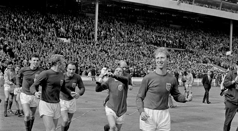 În ziua în care englezii își iau adio de la Sir Bobby Charlton, unul dintre liderii „Generației de Aur” a tras concluzia: „L-am cunoscut și eu, dar tata mi-a spus că a fost cel mai bun din istorie!” | EXCLUSIV