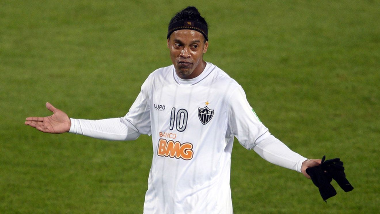 Ronaldinho, luat la țintă după ce a semnat cu noul club: "E o maimuță braziliană". Scandal uriaș în care e implicat "Dințosul"