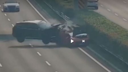 Cum e spulberat un Lamborghini de un SUV, pe autostradă! Îl face praf la o viteză incredibilă