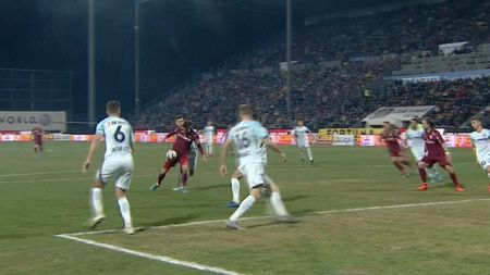 CFR CLUJ - FCSB | Ardelenii cer penalty în debutul meciului! Istvan Kovacs a lăsat jocul să continue FOTO