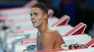 David Popovici, apariție neaşteptată pe litoralul românesc. Oamenilor nu le-a venit să creadă când l-au văzut în slip, pe plajă la Jupiter