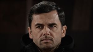 Dică a băut după Rednic. Antrenorul dă vina pe fotbaliști după bătaia primită de la Sepsi: "Au intrat cu gândul că e terenul înghețat, cum să joace ei pe un asemenea teren? Vă dați seama?"