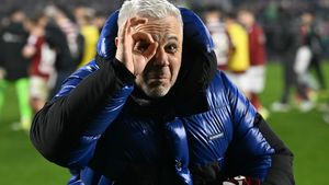 Clauzele demiterii lui Marius Șumudică de la Rapid. Ce i-au trecut Dan Șucu și Victor Angelescu în contract: „Așa scrie”